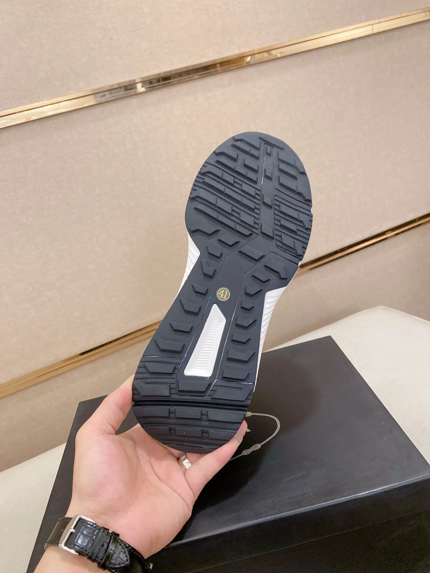 Men's shoes 💰 442💰 ✔️✔️✔️The new PRADA (Prada) counters are launched simultaneously. The new men's shoes and 😘fabrics are made of selected cowhide and waterproof and breathable fabrics. Lining: Breathable mesh lining. 👍🏿 High-end ☄️ air-cushion molded anti-slip rubber outsole, exquisite lines, simple and elegant, comfortable and high-end for leisure travel. Code number: 38 to 44 (45 can be customized and cannot be returned or exchanged)
